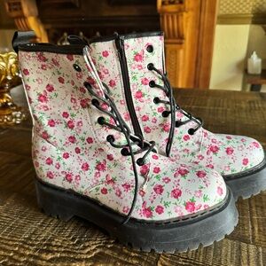Nasty Gal Boots Combat Platform Floral White Size 4 / 37